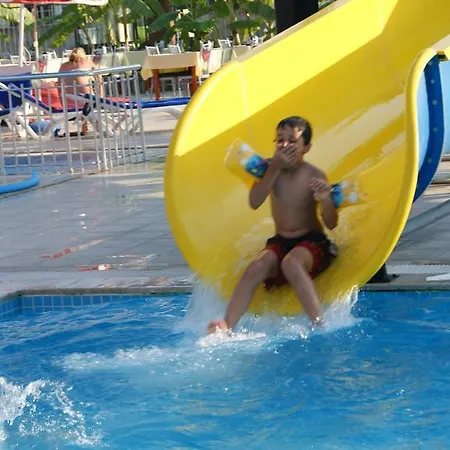 מלון Nazar Garden 2*
